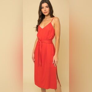 NWOT GILLI TIE WAIST MIDI DRESS